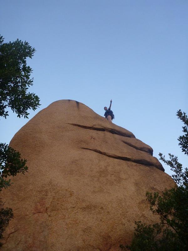 ニコニコ岩　の上で夕日を浴びる西村さん